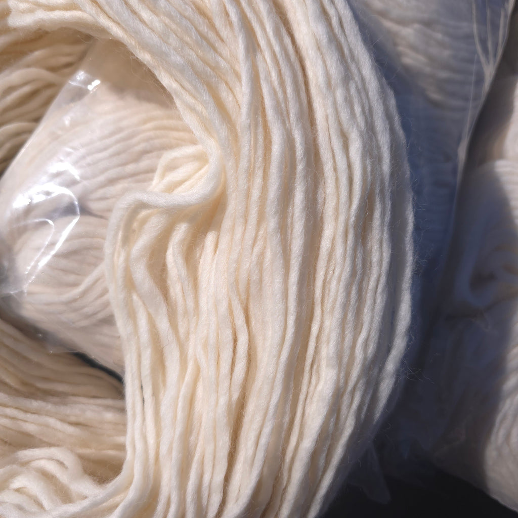 undyed roving yarn Bulky 100% Fine Merino Wool (Copy)